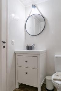 海若克利欧Quattro Domus 2 townhouse的白色的浴室设有水槽和镜子