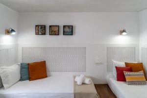 海若克利欧Quattro Domus 2 townhouse的客厅配有带色彩缤纷枕头的白色沙发