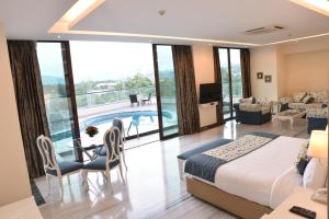 钱德加尔Welcomhotel by ITC Hotels, Bella Vista, Panchkula - Chandigarh的一间带特大号床的卧室和一间客厅