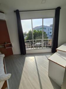 马富施Merijaan Maldives的客房设有带桌子的大窗户和阳台。