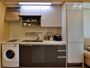 束草市Ulsanbawi Rock View Apartment的厨房配有水槽和洗衣机