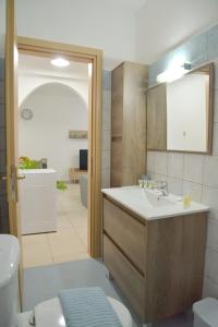 TriovasálosAlkyonis Apartment Milos的一间带水槽和卫生间的浴室