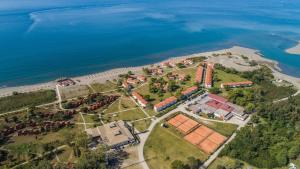 乌尔齐尼FKK艾达博亚那酒店的海洋旁度假胜地的空中景致