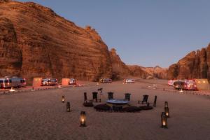 欧拉Caravan by Habitas AlUla的沙漠中间的桌椅