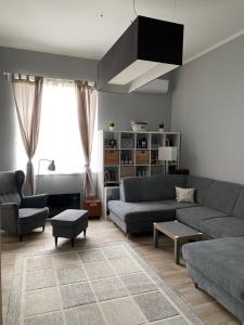 希欧福克Régimódi Apartman的客厅配有沙发和桌子