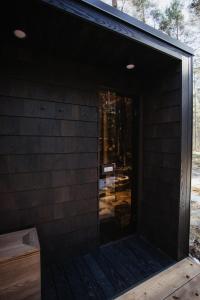 PunakiviÖÖD Hötels Laheranna SÄRA -with sauna的房屋一侧的滑动玻璃门