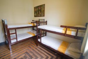 维多利亚Guanaaní Hostel的一间设有三张双层床的客房