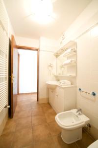 巴多尼奇亚史密斯坎普住宿酒店的白色的浴室设有水槽和卫生间。