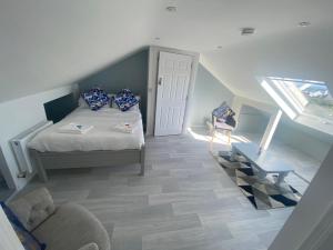 巴纳SeaClusion Barna的一间卧室配有一张带蓝色枕头的床。