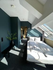 霍恩奥斯特雷兰德酒店的一间卧室设有一张大床和蓝色的墙壁