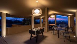 VerdunoAgriturismo Speziale Wine Resort的配有桌椅的房间和带棋盘的窗户