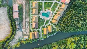 贡布RiverTree Villa & Resort的水体旁公园的空中景观