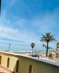 安齐奥Mirage Rooms的享有棕榈树海滩和大海的景色