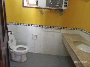 卡里塔Lippo Carita Selatan的一间带卫生间和水槽的浴室