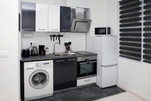 布尔加斯Lux Apartment " Central street "的厨房配有洗衣机和洗衣机。