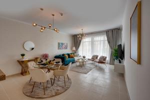 迪拜Durrani Homes - Modern Living at Burj Views的客厅配有桌子和沙发