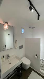 博德鲁姆K Studio的白色的浴室设有卫生间和水槽。