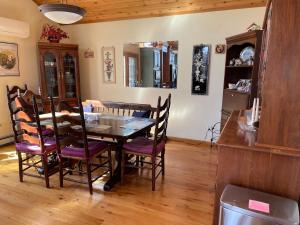 特拉弗斯城Amy’s lake house的一间带木桌和椅子的用餐室