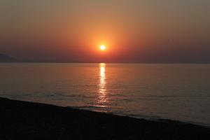 拉卡尼亚Ktima Tzaneti - Coastal Farmhouse的海滩上的日落和日落