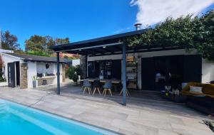 Valle-di-CampoloroA Sulana Chambre d'hôtes的房屋旁的庭院设有游泳池