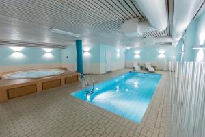 韦克舍皇家之角品质酒店的一个带浴缸和淋浴的大型游泳池