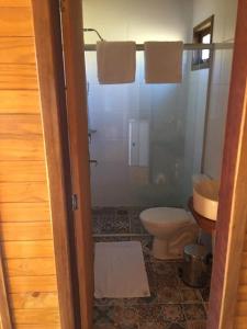 圣若阿金Pousada Bela Tereza的带淋浴、卫生间和盥洗盆的浴室