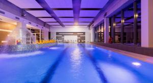 米兹多洛杰Onyx Aquamarina by Baltico Apartament的一座带喷泉的游泳池