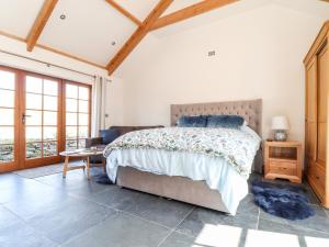 博德明Rosewarrick Cottage的一间卧室配有一张床、一张沙发和窗户。