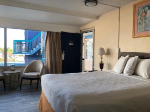 默特尔比奇Ocean 5 Hotel的酒店客房设有一张床和一个阳台。