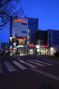 米科武夫碧云酒店的一座建筑,在晚上,酒店前面