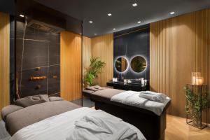 梅利哈Lure Hotel & Spa - Adults Only的一间带两张床的卧室和一间带镜子的浴室