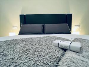 比亚雷亚尔PALM LIFE APARTMENT- Free Parking的一间卧室配有一张大床、毯子和两盏灯。