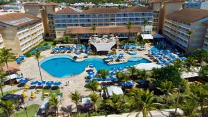 萨尔瓦多Gran Hotel Stella Maris Urban Resort & Conventions的享有带游泳池的度假村的空中景致