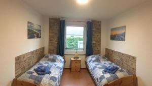 滨湖克拉科Haus der 16 Seen的一间卧室设有两张床和窗户。