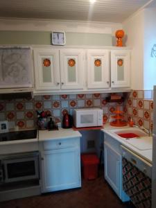 Moux-en-MorvanMaison Haute的厨房配有白色橱柜和微波炉