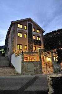 布拉加伊Hotel Blagaj Mostar的前面有门的大建筑