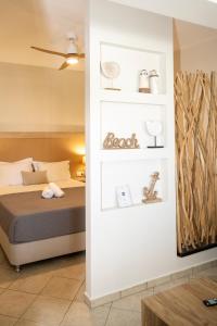 阿佐里姆诺斯Aegean Suite的卧室配有床和白色架子