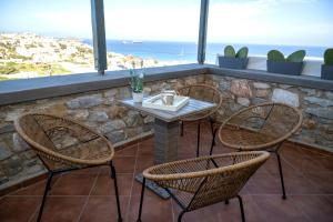 阿佐里姆诺斯Aegean Suite的海景露台配有桌椅