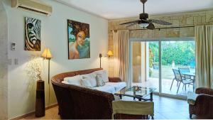 喀巴里特Ocean Dream的带沙发和玻璃桌的客厅