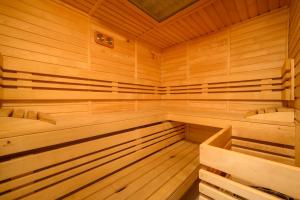 哈拉霍夫Penzion Petra, Harrachov的铺有木地板并设有天花板的大型木制桑拿浴室