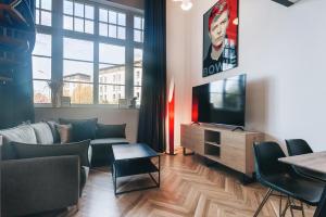德累斯顿Palais Apartment direkt im Zentrum, FEWO-Residenz-Dresden的带沙发和电视的客厅