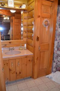 奥本Serenity On The Lake的一间带水槽和镜子的浴室