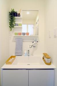 长崎Nagasaki - House / Vacation STAY 63873的白色的浴室设有水槽和镜子
