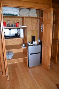 奥本Serenity On The Lake的一间小厨房,位于一个小房子里,配有冰箱