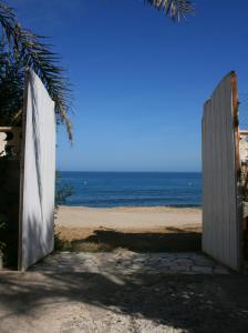 卡沃内拉斯Casa Ana的通往海滩的大门,以大海为背景