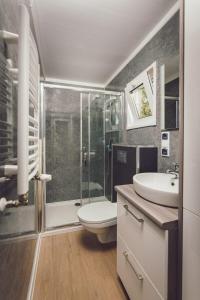 莱森Tiny Cabin with Hottub I 4 p的浴室配有卫生间、盥洗盆和淋浴。