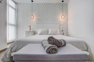 罗萨里奥港Casa el Majorero的一间卧室配有一张床,上面有两条毛巾