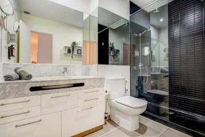 罗萨里奥港Casa el Majorero的一间带卫生间和玻璃淋浴间的浴室