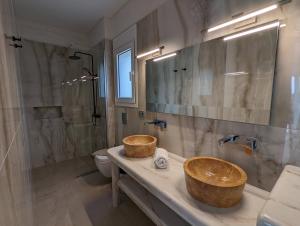 帕尔加Natura Luxury Suites Parga的浴室在柜台上设有两个木制水槽