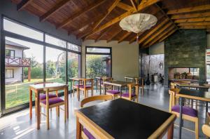 拉安戈斯图拉镇Arcano Casa Montaña的一间带桌椅和壁炉的餐厅